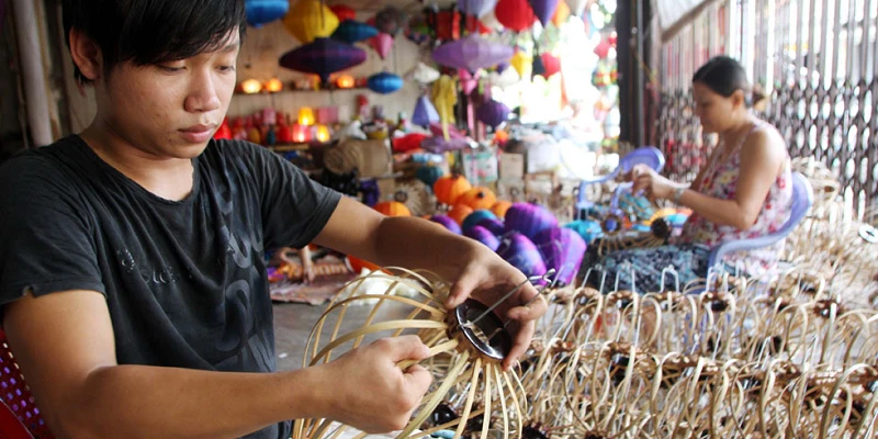 Khởi nghiệp làng nghề đèn lồng truyền thống